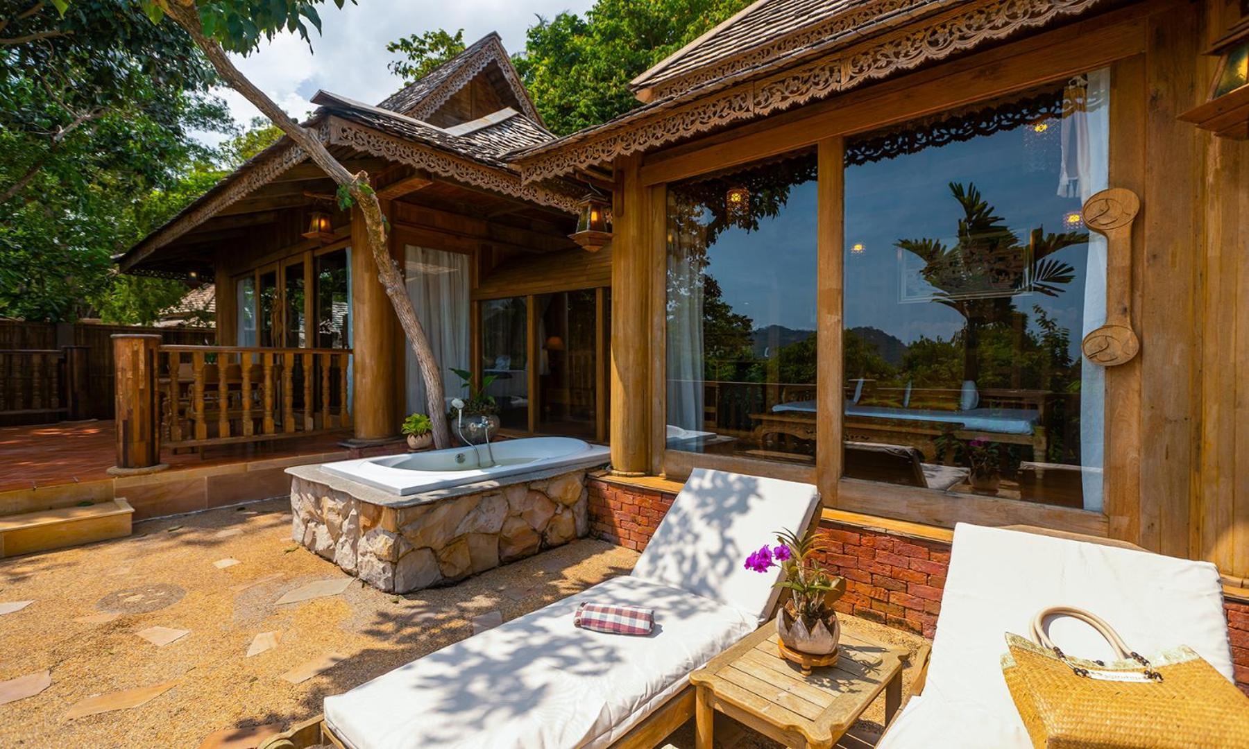 Santhiya Koh Phangan Resort And Spa Екстериор снимка A villa at the resort