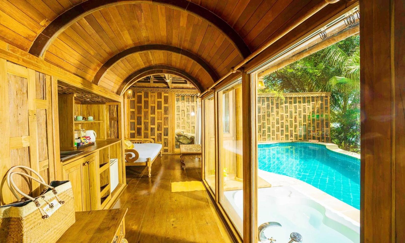 Santhiya Koh Phangan Resort And Spa Екстериор снимка The interior of a villa at the resort
