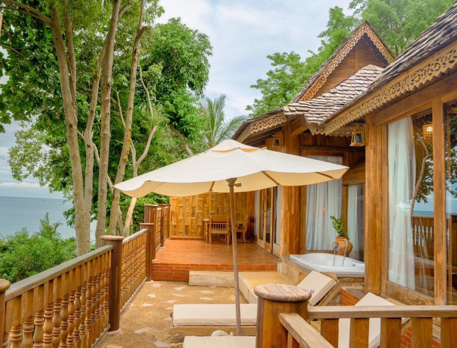 Santhiya Koh Phangan Resort And Spa Екстериор снимка A villa at the resort